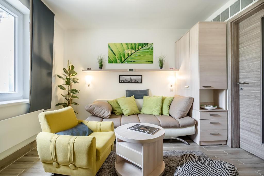 布达佩斯BpR Green Paradise Apartment的客厅配有沙发和椅子