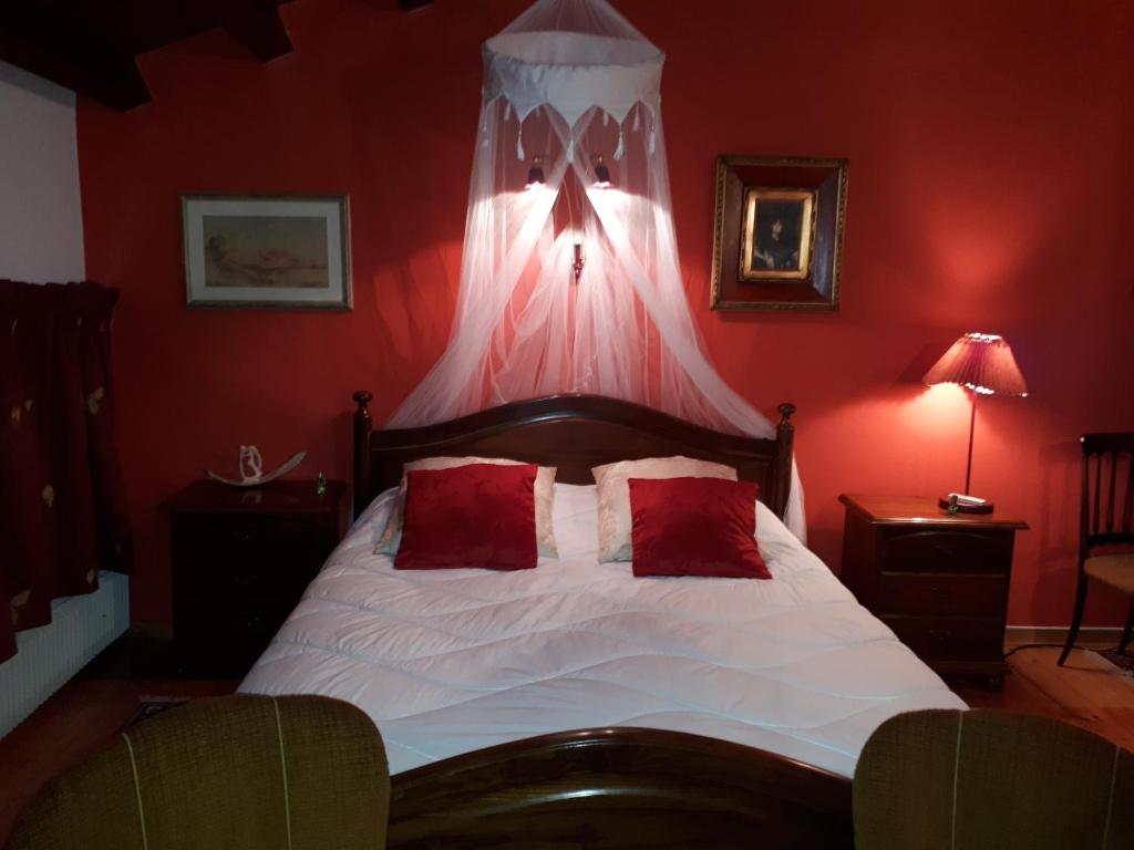 维托里奥·威尼托时代住宿加早餐旅馆的红色卧室设有红色墙壁的床