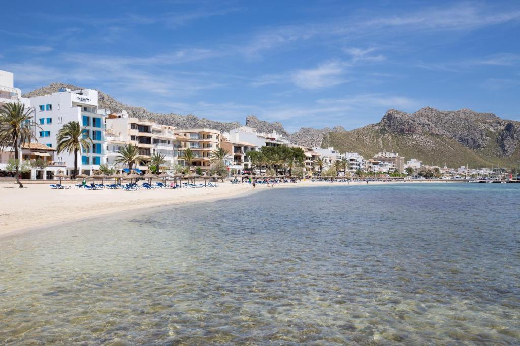 波连萨港Villa Ca na Magdalena - La Goleta Hotel de Mar & Villas的享有海滩、建筑和水景