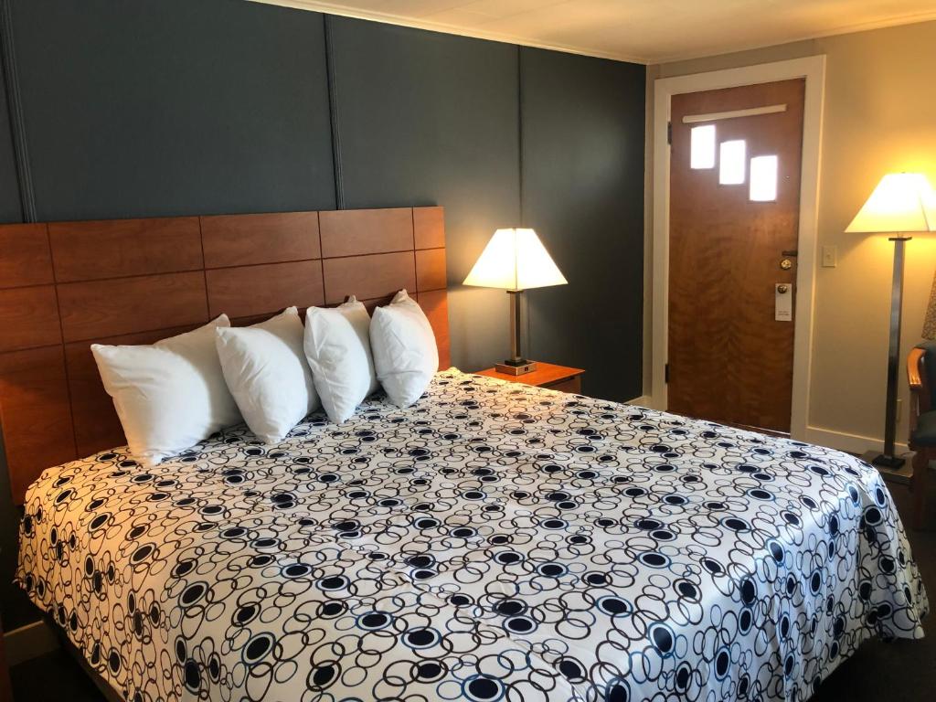 巴港伊登布鲁克汽车旅馆的配有白色枕头的床的酒店客房