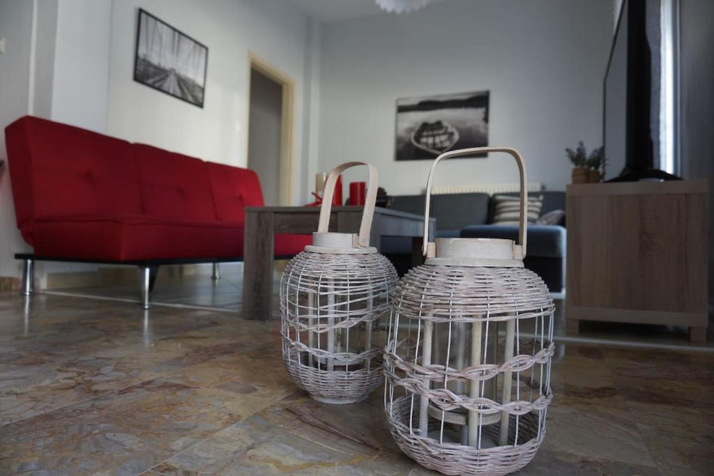 帕拉利亚狄奥尼索Seaside family Apartment in Paralia Dionisiou的客厅地板上的两个篮子
