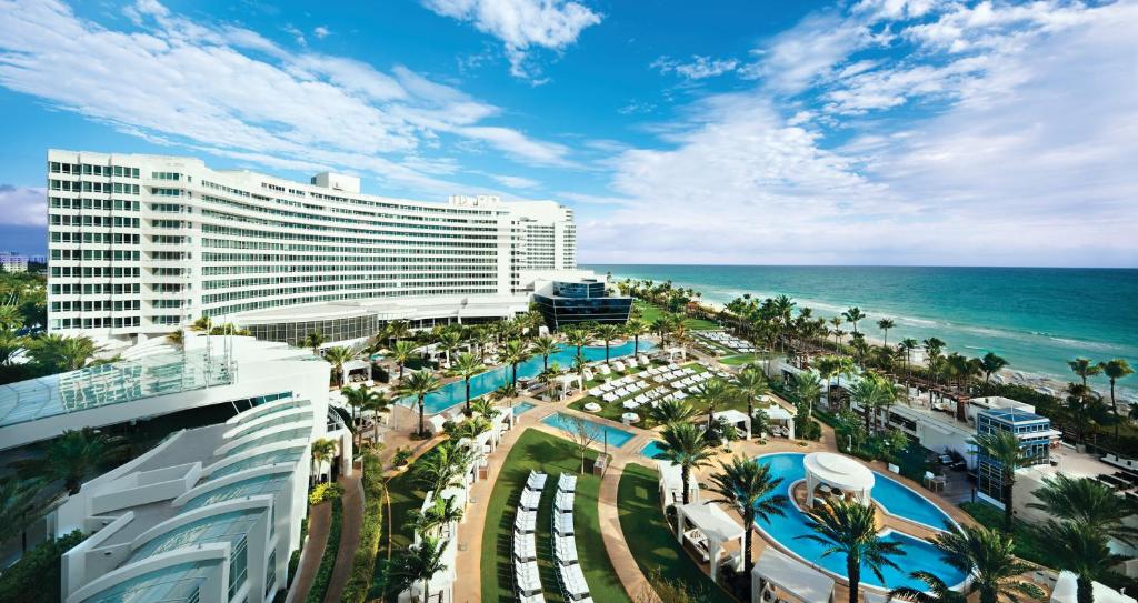 迈阿密海滩迈阿密海滩枫丹白露酒店的享有酒店和大海的景色
