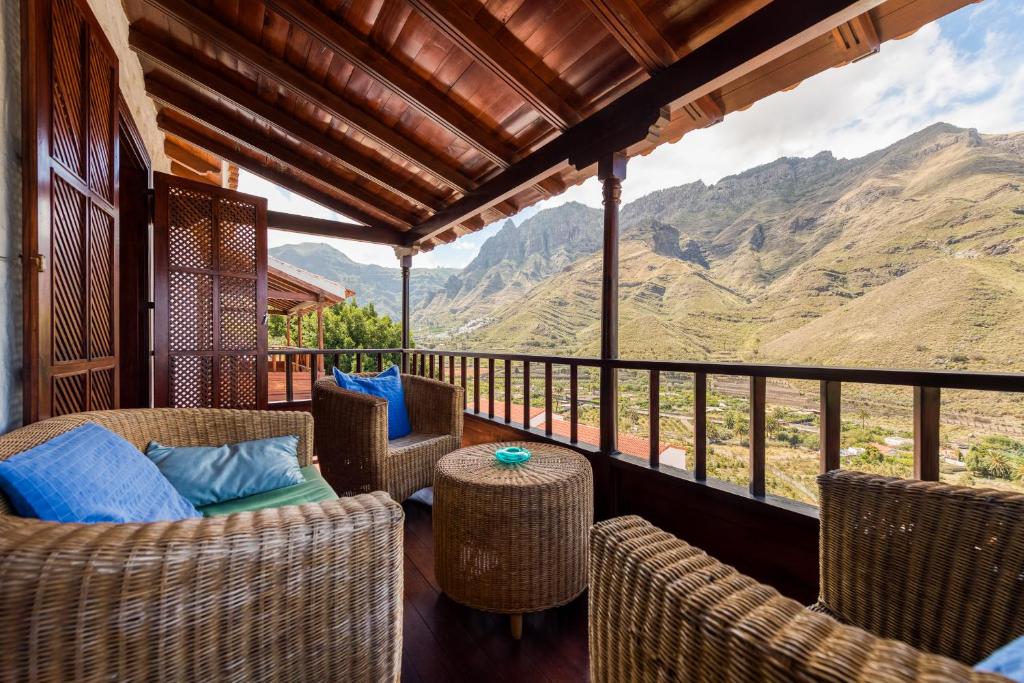 San PedroLa Suerte Agaete-Amazing views By CanariasGetaway的阳台配有藤椅,享有山景。