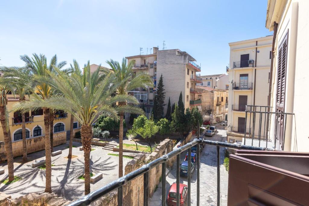 巴勒莫Il Sonno dei Giusti Apartment by DomuSicily的享有棕榈树和建筑街道的景色