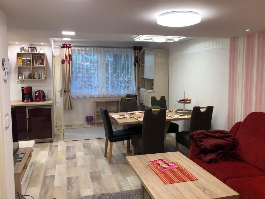 霍佩加尔滕Ferienwohnung Baer的客厅配有桌子和红色沙发