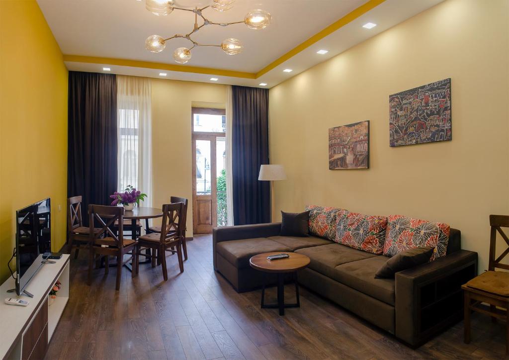第比利斯Home@97 on Aghmashenebeli Avenue的客厅配有沙发和桌子