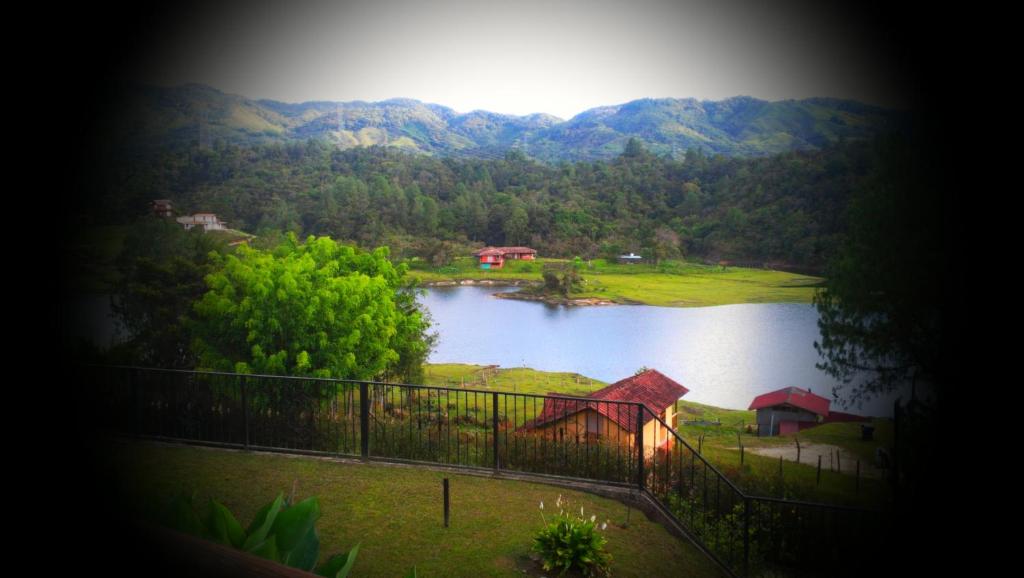 瓜塔佩Beautiful Lake View Villa. Lake Access & Near Town的享有以山脉为背景的湖泊美景