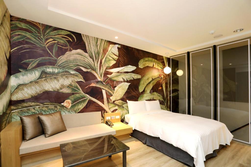 白河山籁渡假会馆 的酒店客房,配有床铺和壁画