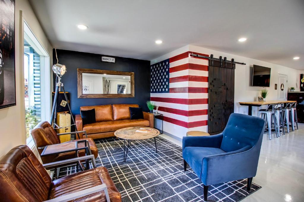 雷丁Americana Modern Hotel的客厅的墙上挂着美国国旗