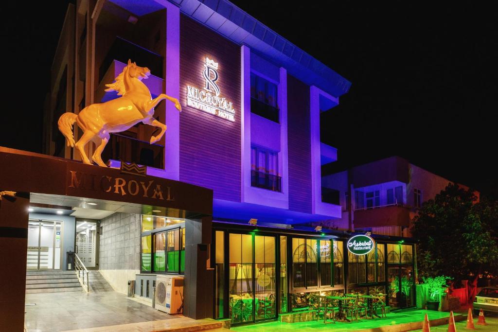 安塔利亚Microyal Hotel的旁边是一座马的建筑