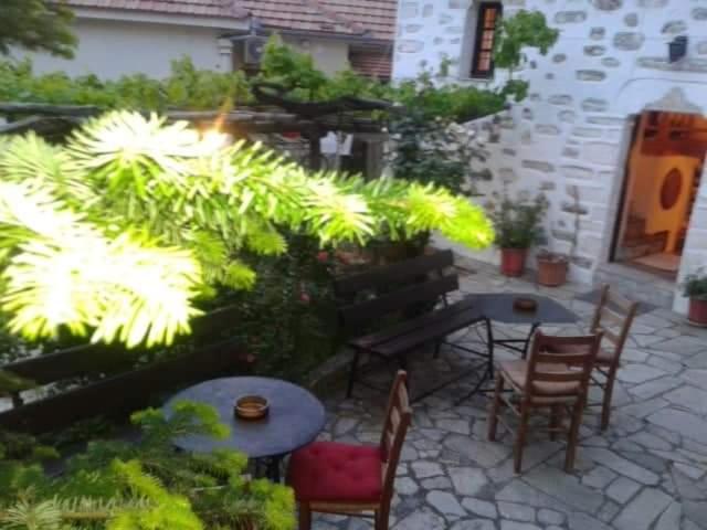 波尔塔里亚Αrchontiko Tis Marios的庭院配有桌椅和一些植物