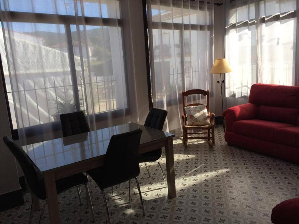 阿拉色那La Casa de Monica的客厅配有红色的沙发和桌子