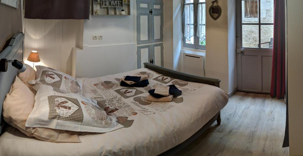布鲁瓦Appartement au cœur du centre ville de Blois的一间卧室配有一张床,上面有两个娃娃