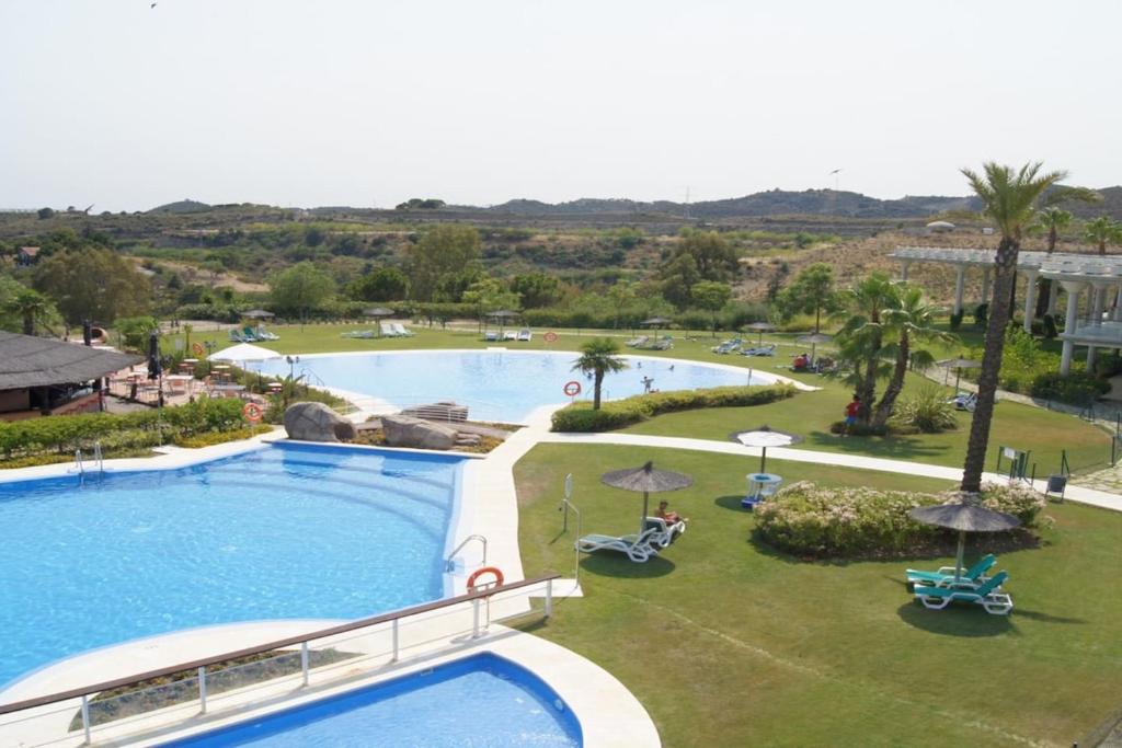 EsteponaParque Botanico Resort & Country Club的享有度假村游泳池的顶部景致