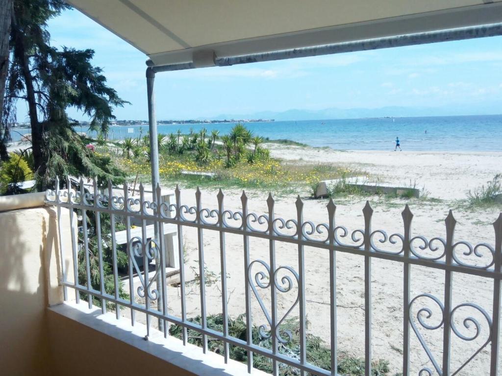 阿特米达On the beach studio的享有海滩美景的阳台