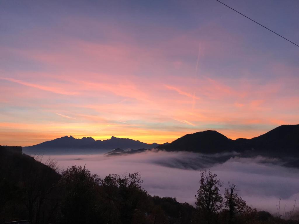 奥拉米拉多尔酒店的享有雾覆盖的山脉和日落美景