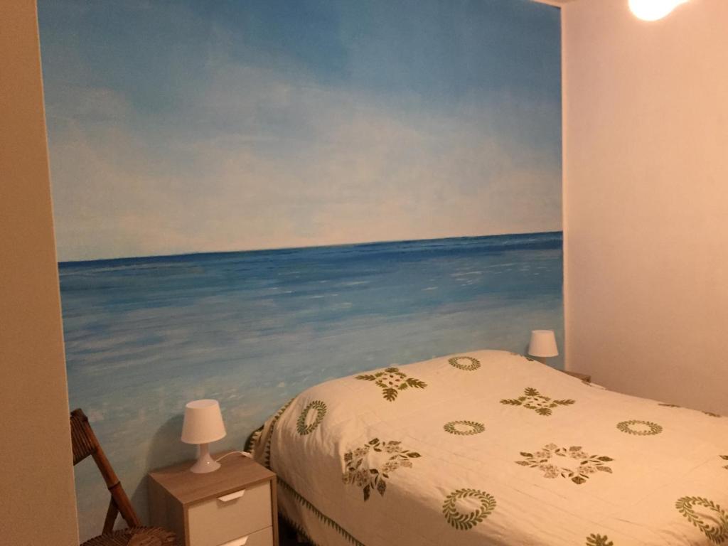 特拉尼B&B DONNA PORZIA的一间卧室,装饰有海洋绘画