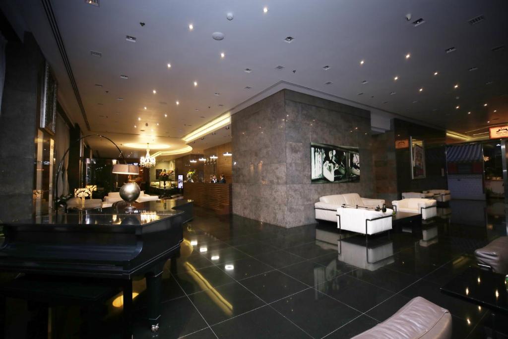 麦纳麦Asdal Gulf Inn Boutique Hotel- SEEF的客厅配有钢琴和沙发