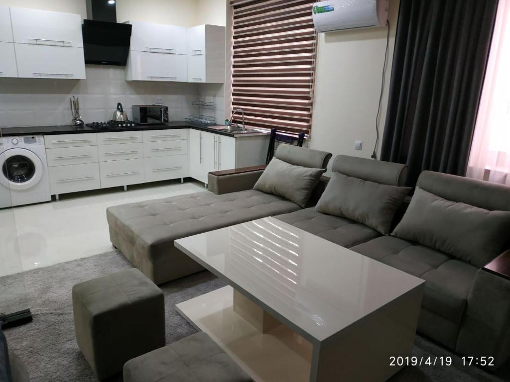 撒马尔罕Аппартаменты Rohat的客厅配有沙发和桌子
