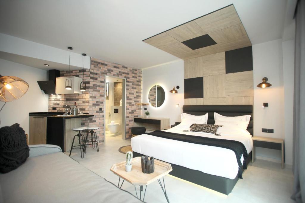 卡尼奥提Athinais Luxury Apartments的一间带白色大床的卧室和一间厨房