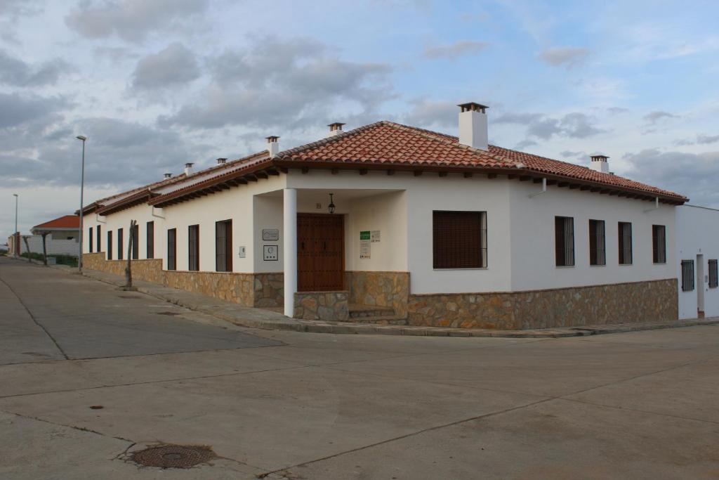 Casas de Don PedroCasa Rural El Nidal的白色的建筑,有红色的屋顶