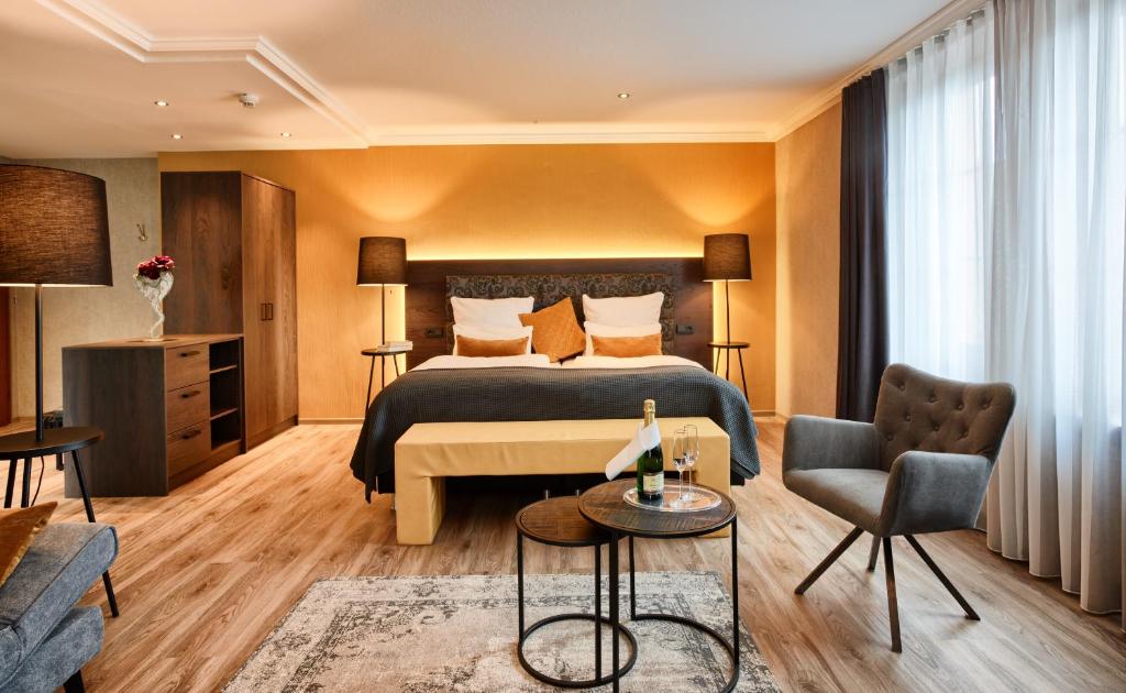 TrassemErasmus Smart - Design B&B的酒店客房,配有床和沙发