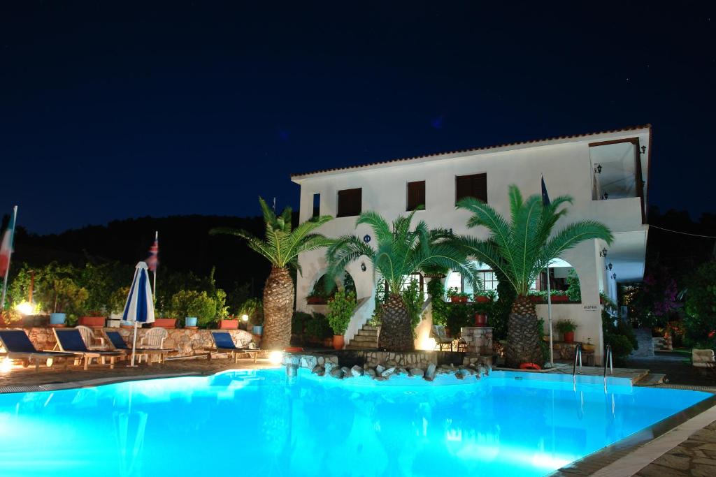 帕诺尔莫斯斯科派洛斯阿弗洛蒂提酒店的夜间在房子前面的游泳池