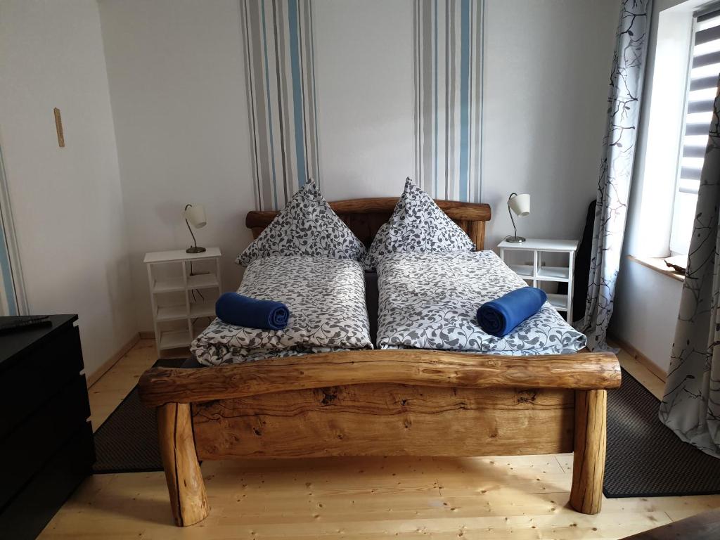 巴特"kleine Boddenburg"的一间卧室配有带枕头的木床