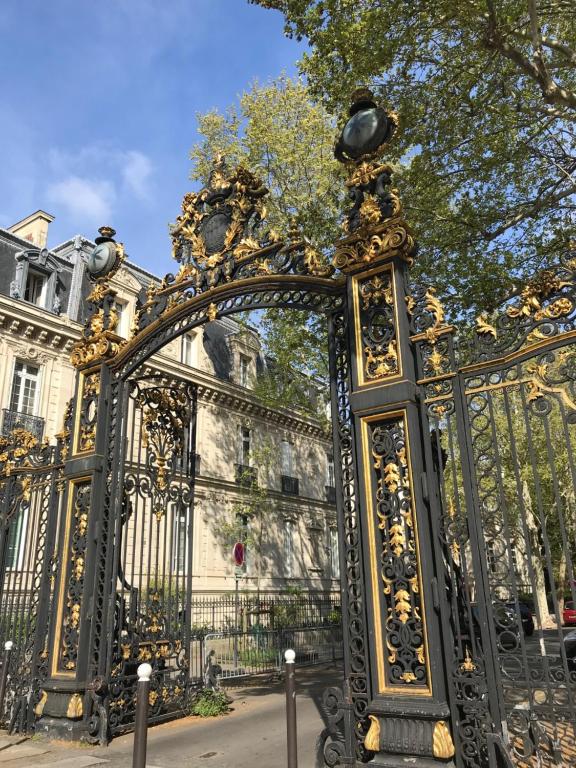 巴黎Parc Monceau的建筑物前的华丽门