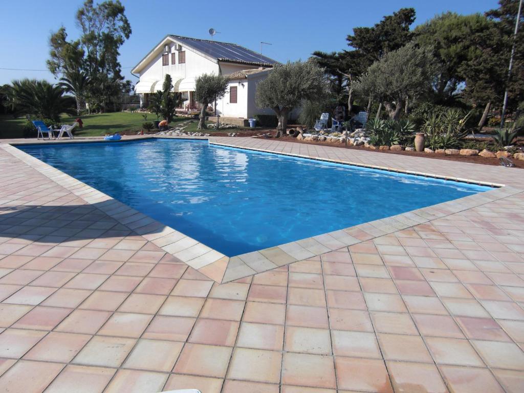 维多利亚Il Dunnè的一座带瓷砖地板和房子的游泳池