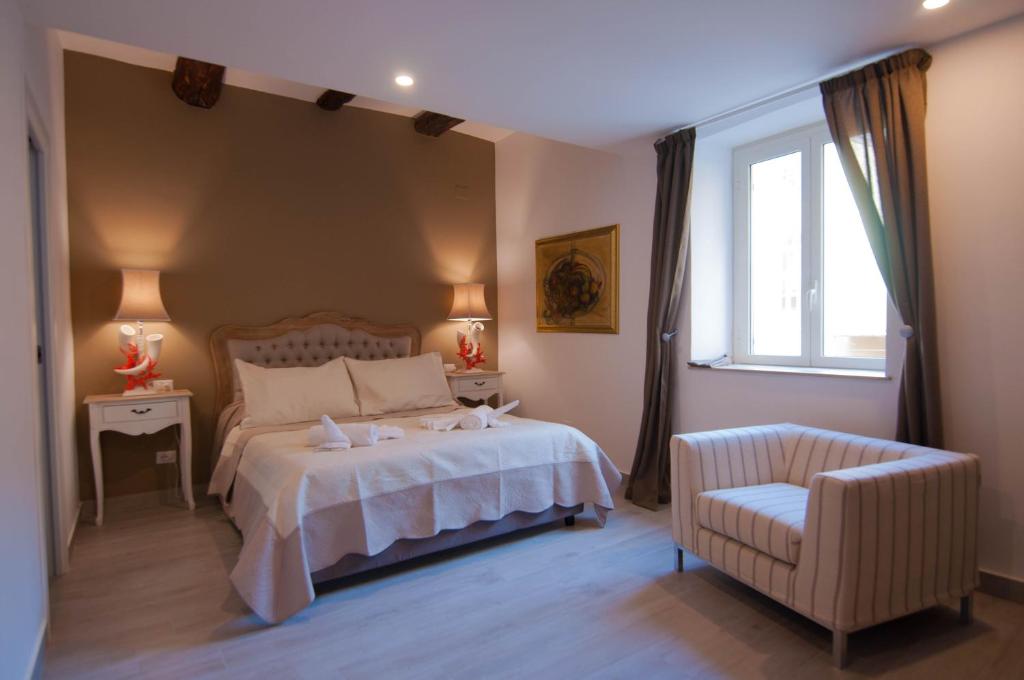 那不勒斯Relais Bijoux Napoli的卧室配有床、椅子和窗户。
