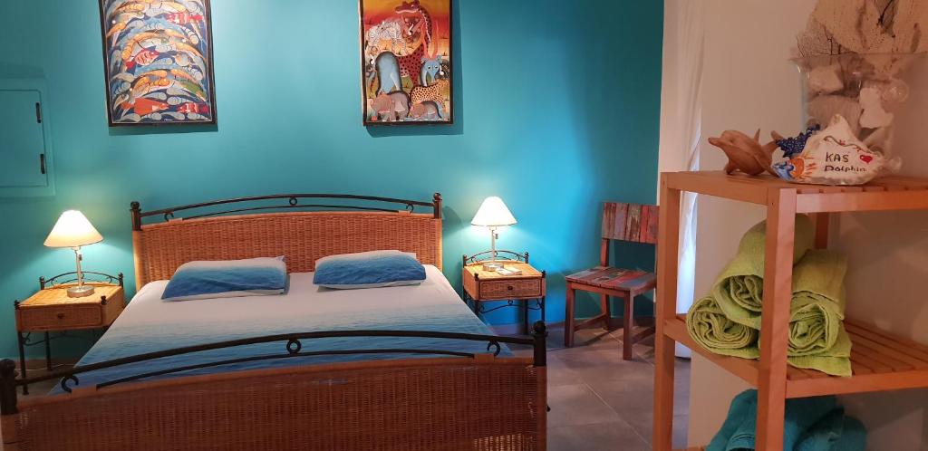 克拉伦代克Appartement bonaire的一间卧室设有一张床和蓝色的墙壁