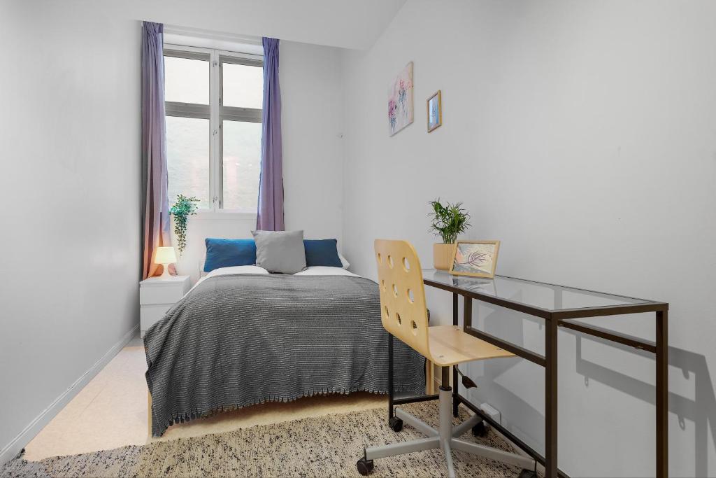 卑尔根Fabryka的一间卧室配有一张床、一张桌子和一张床