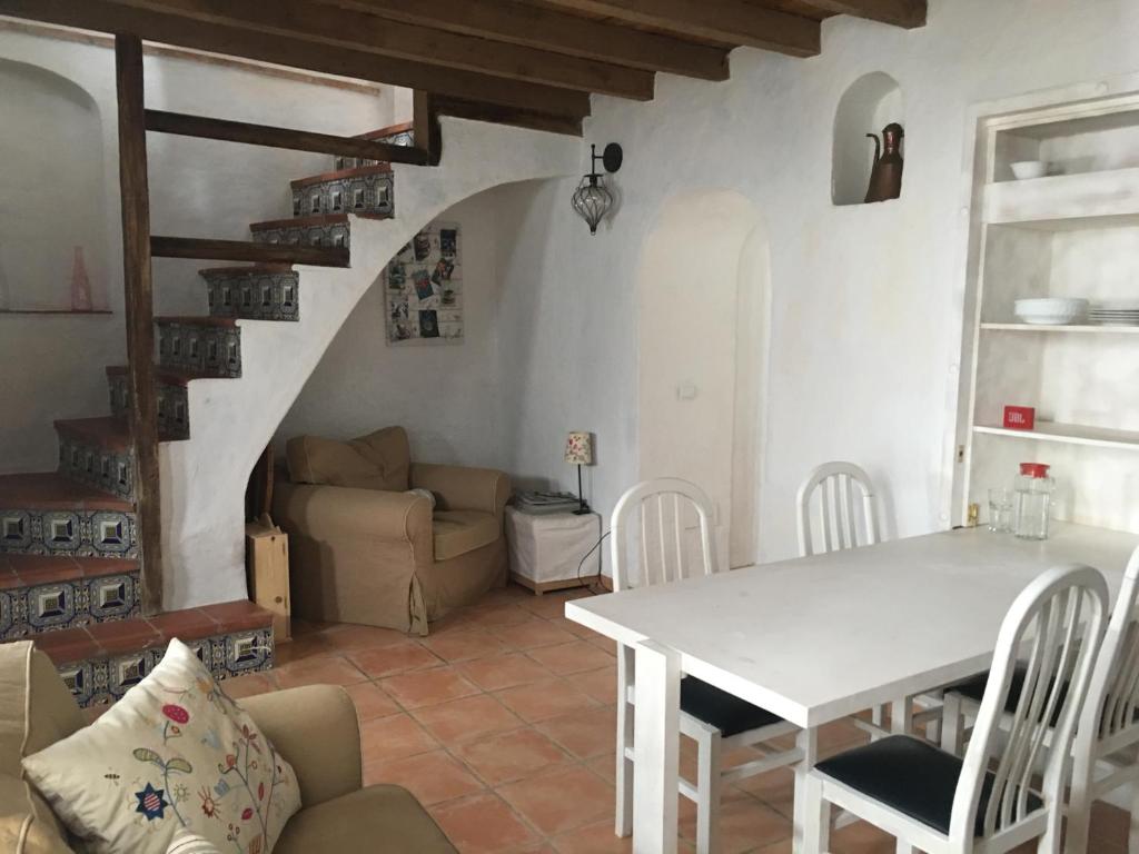 AlmogíaCasa rural en pueblo blanco的客厅配有白色的桌子和椅子