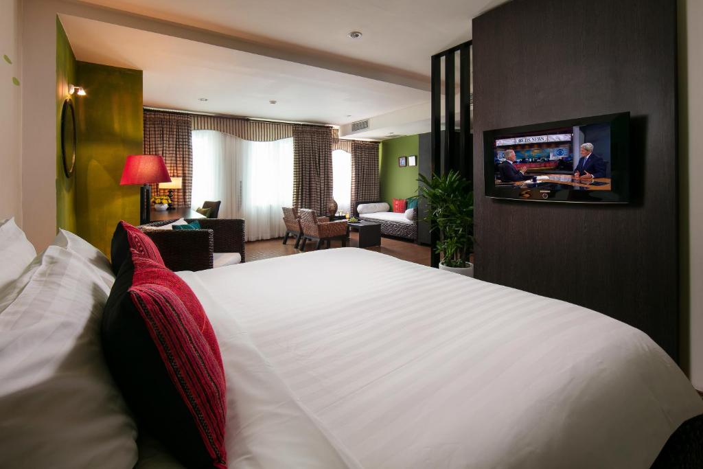 河内Anise Hotel & Spa Hanoi的卧室配有一张大白色床和平面电视