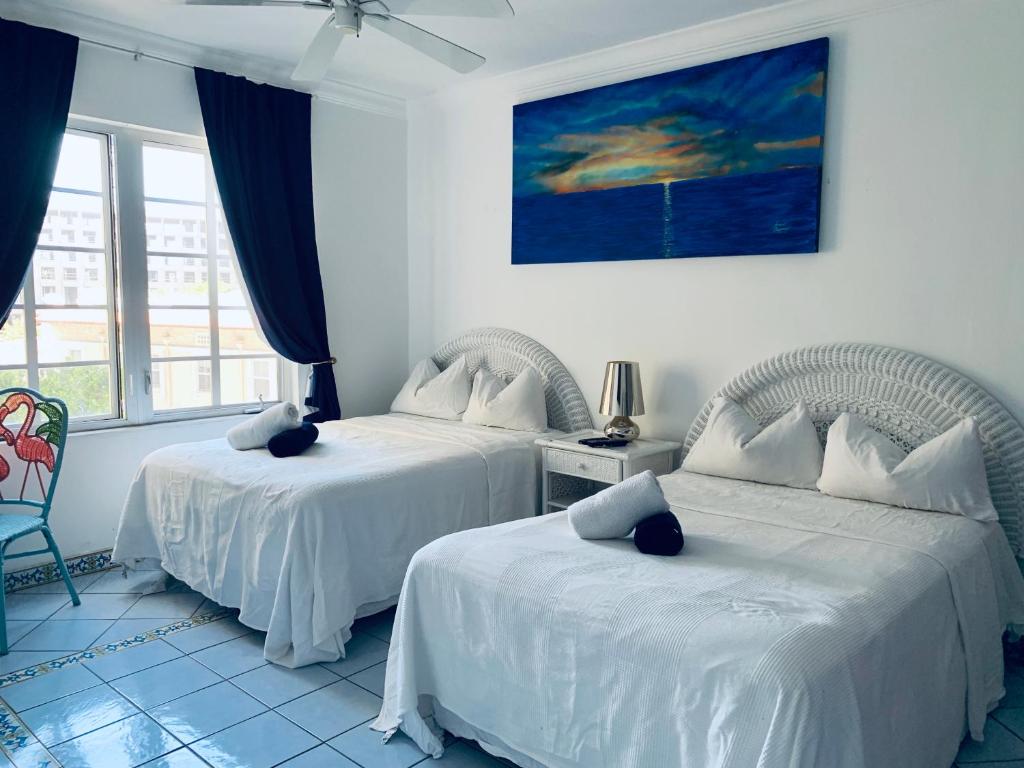 迈阿密海滩Beachfront Ocean Dr white sand paradise SoBe 311的一间卧室设有两张床和窗户。