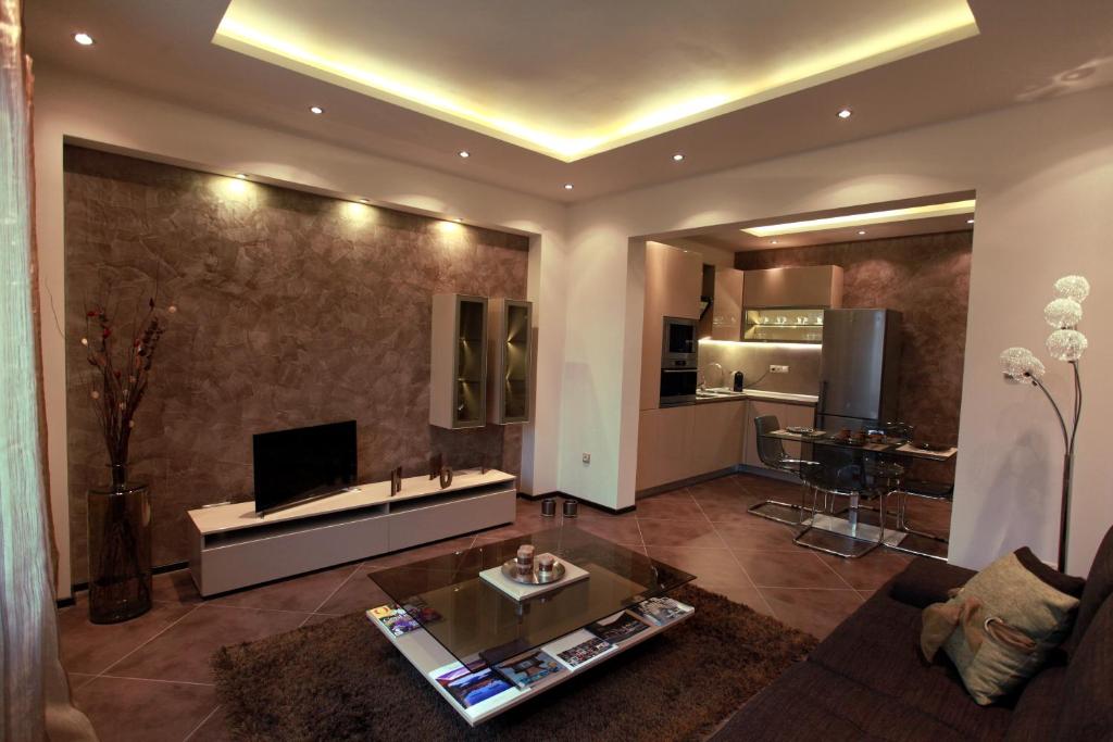 索非亚布朗平房公寓的带沙发和桌子的客厅以及厨房。