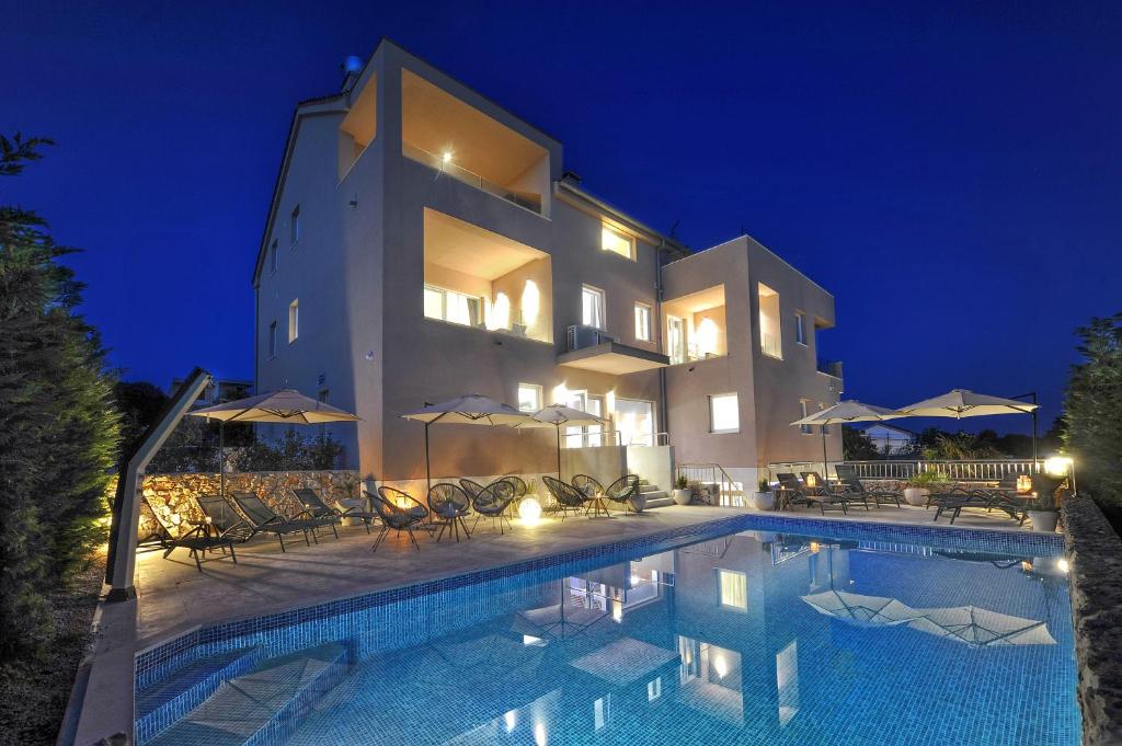 曼德雷Deluxe Villa No.10 - Rooms & Apartments的夜间带游泳池的别墅