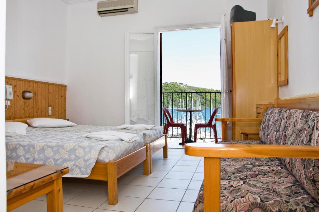 斯基亚索斯镇克里斯蒂娜酒店的酒店客房设有一张床和一个阳台。