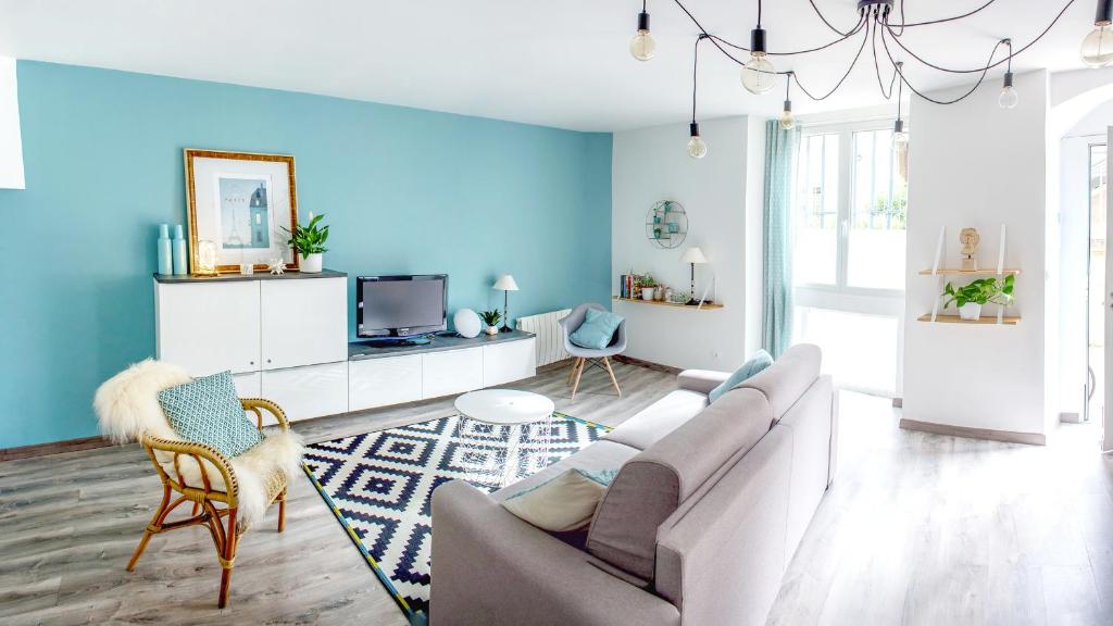 波尔多La Maison de Valentine的带沙发和蓝色墙壁的客厅