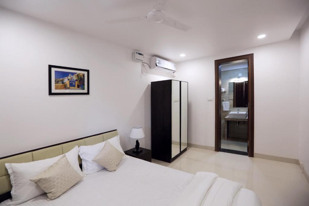 安君纳Goa Junction by Daystar Ventures的卧室配有白色的床和水槽