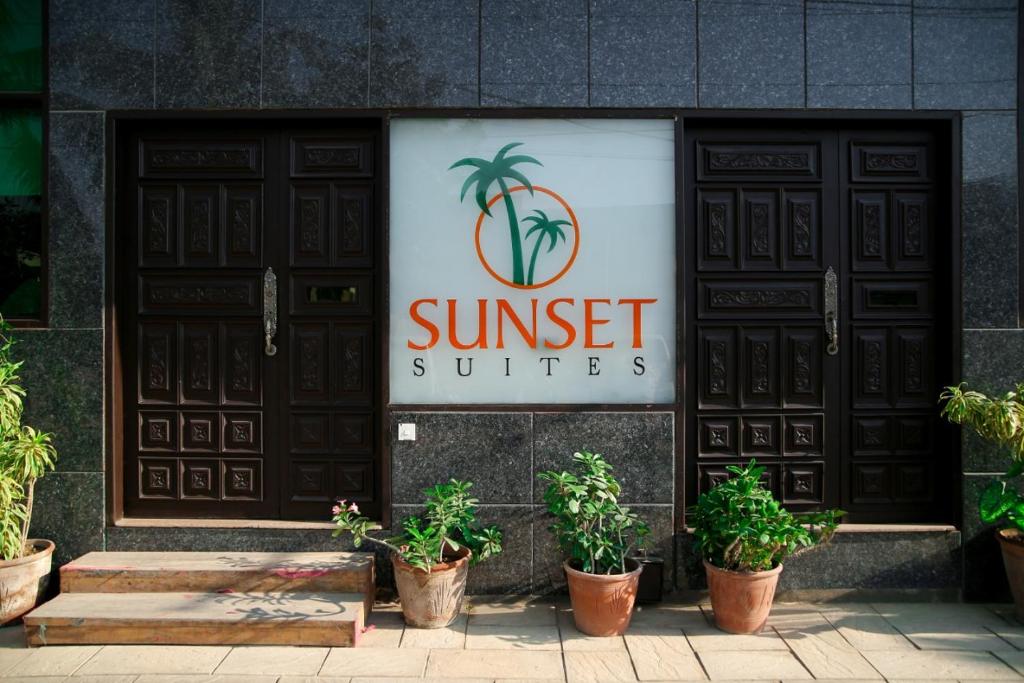 卡拉奇Sunset Suites的前方有两扇门和盆栽的餐厅