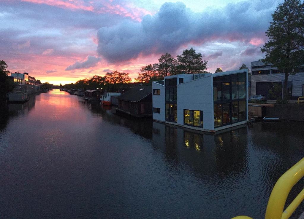 阿姆斯特丹Reiwa的河上一座建筑,背景是日落