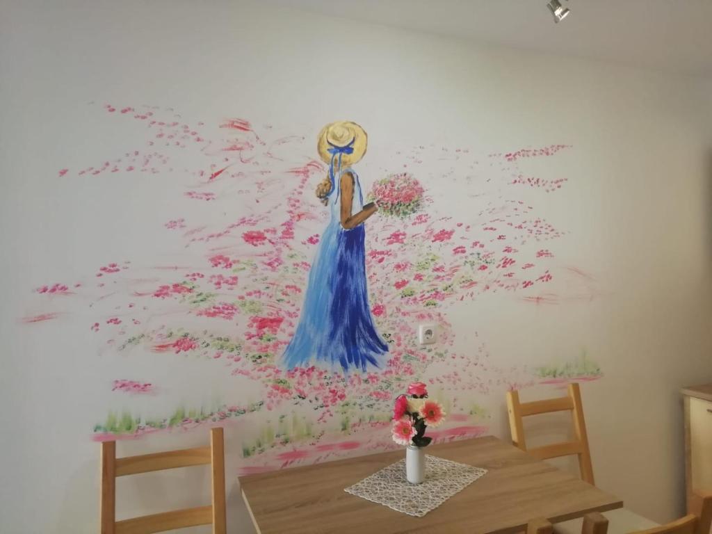 普拉Studio Rose的墙上一幅蓝色连衣裙的女人画