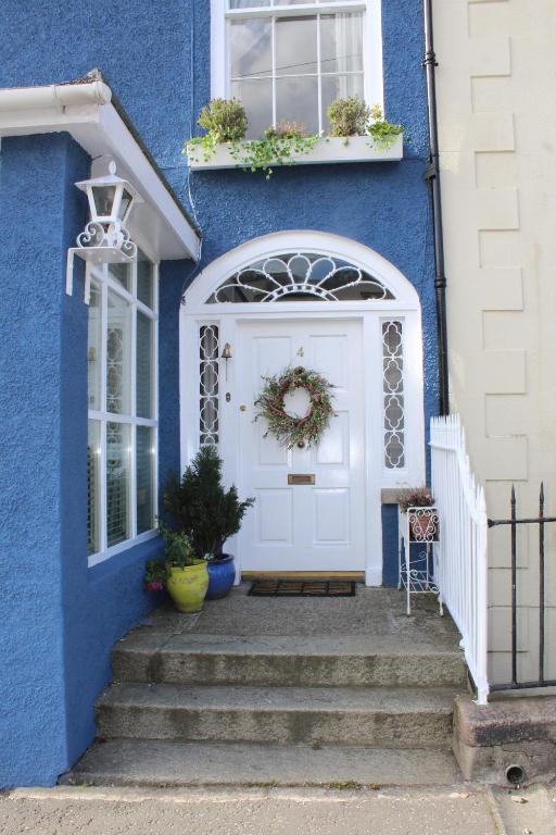 罗斯特雷弗Hillside的蓝色的房子,有白色的门和楼梯