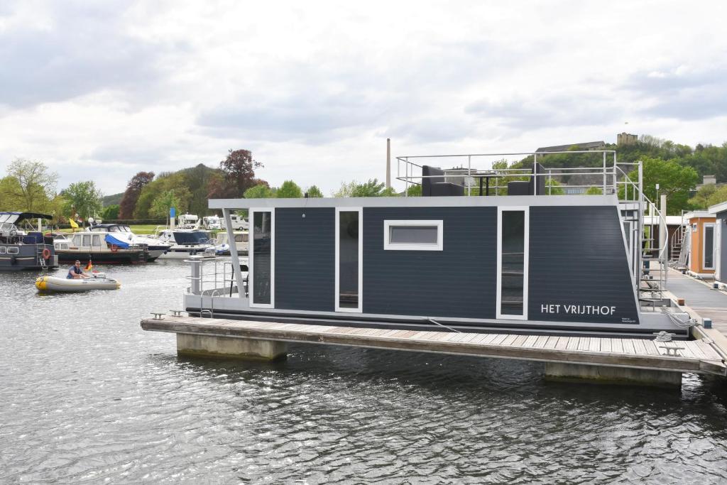 马斯特里赫特Cozy floating boatlodge "Het Vrijthof"的水面上的一个小房子