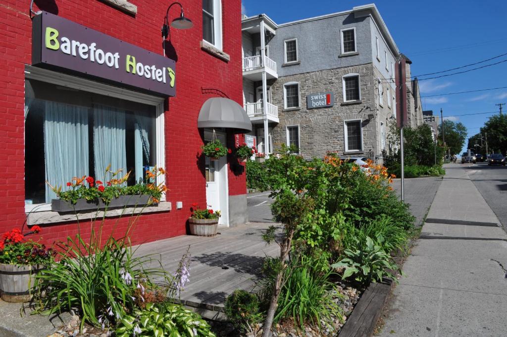 渥太华Barefoot Inn的人行道上一座红砖建筑,花朵花