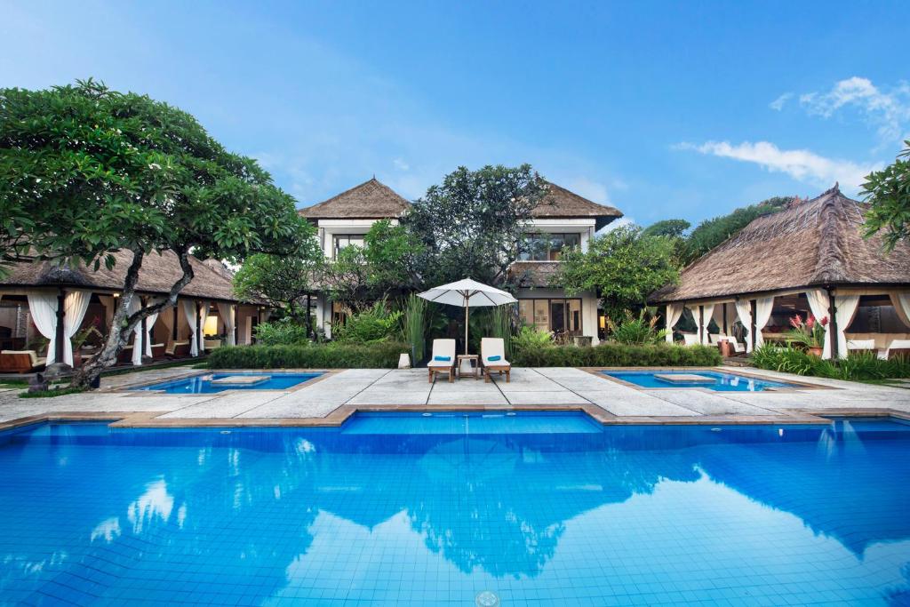 沙努尔Villa Pantai Karang的度假村游泳池的图片