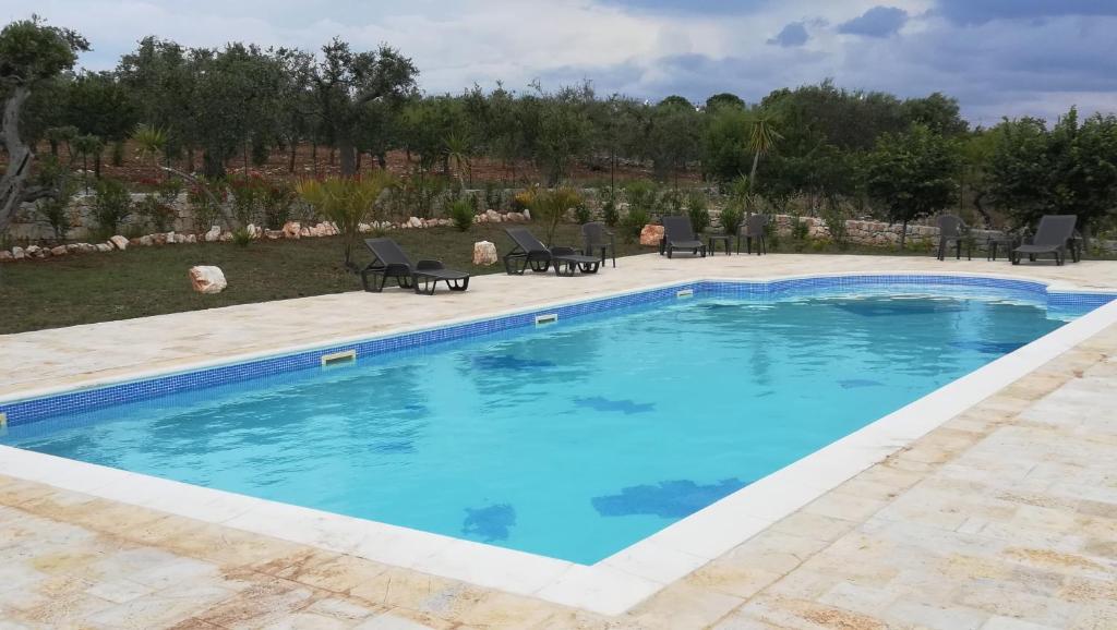 阿尔贝罗贝洛Eremo del Dottó的庭院里的一个蓝色海水游泳池