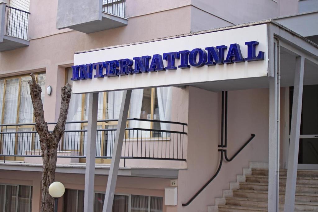 卡托利卡c-hotels International的建筑一侧国际医院的标志